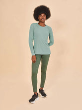 Lataa kuva gallerian katseluohjelmaan, Model Front: Uv Line Rashguard Longsleeve Fem New Fit Verde Agua Upf50+
