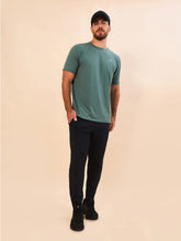 Lataa kuva gallerian katseluohjelmaan, Model Front: Uv Line T-Shirts Für Herren T-Shirt New Fit Textura Masc Verde Jade Upf50+
