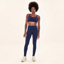 Lataa kuva gallerian katseluohjelmaan, Model Front: Uv Line Fitness-Shorts Legging Fit Aspen Navy Blue Upf50+
