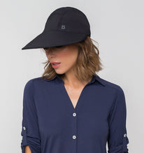 Lataa kuva gallerian katseluohjelmaan, Model Front: Uv Line Mützen Visor Capri Colors Nac Fem Black Upf50+

