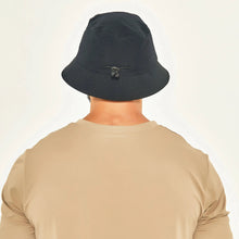 Lataa kuva gallerian katseluohjelmaan, Model Back: Uv Line Eimerhut Hat Toronto Colors Masc Black Upf50+
