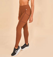 Lataa kuva gallerian katseluohjelmaan, Gallery: Uv Line Fitness-Shorts Legging Fit Aspen Brown Upf50+
