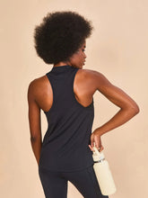 Lataa kuva gallerian katseluohjelmaan, Model Back: Uv Line Fitness-Top Regata Sport Color Fem Preto Upf50+
