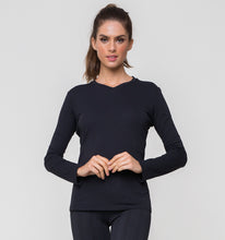 Lataa kuva gallerian katseluohjelmaan, Model Front: Uv Line Fitness-Top Sport Fit Preto Fem
