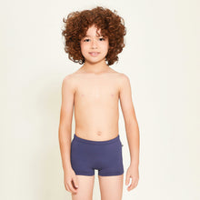 Lataa kuva gallerian katseluohjelmaan, Model Front: Uv Line Jungen-Badehose Trunks Kids F Inf Navy Blue Upf50+
