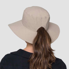 Lataa kuva gallerian katseluohjelmaan, Model Back: Uv Line Eimerhut Hat California Nac Fem Sand Upf50+
