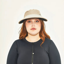 Lataa kuva gallerian katseluohjelmaan, Model Front: Uv Line Mützen Visor Capri Colors Nac Fem Sand Black Upf50+
