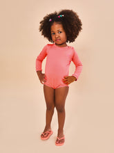 Lataa kuva gallerian katseluohjelmaan, Model Front: Uv Line Baby-Bademode Baby Longsleeve Swimsuit Coral Upf50+
