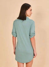 Lataa kuva gallerian katseluohjelmaan, Model Back: Uv Line Hemdblusenkleid Shirtdress Copenhagen Water Green Upf50+
