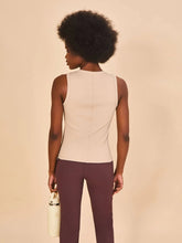 Lataa kuva gallerian katseluohjelmaan, Model Back: Uv Line Fitness-Top Regata Fem Ribbed Sand Upf50+
