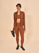 Lataa kuva gallerian katseluohjelmaan, Model Front: Uv Line Fitness-Shorts Legging Fit Aspen Brown Upf50+
