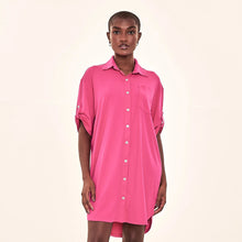 Lataa kuva gallerian katseluohjelmaan, Model Front: Uv Line Hemdblusenkleid Shirtdress Copenhagen Cherry Hot Pink Upf50+
