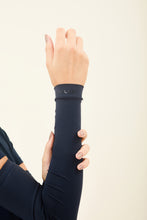 Lataa kuva gallerian katseluohjelmaan, Model Front: Uv Line Handschuhe Sun-Protection Sleeve Navy Upf50+
