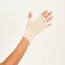 Lataa kuva gallerian katseluohjelmaan, Model Back: Uv Line Handschuhe Meduim Gloves Long Fingerss Uni Beige Upf50+
