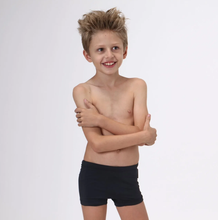 Lataa kuva gallerian katseluohjelmaan, Model Front: Uv Line Jungen-Badehose Trunks Kids F Inf Black Upf50+
