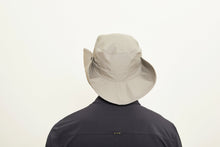 Lataa kuva gallerian katseluohjelmaan, Model Back: Uv Line Schlapphut Hat Safari L Masc Sand Upf50+
