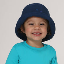 Lataa kuva gallerian katseluohjelmaan, Model Front: Uv Line Eimerhut Hat Napoli Basic Kids Nac Inf Navy Blue Upf50+
