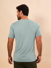 Lataa kuva gallerian katseluohjelmaan, Model Back: Uv Line T-Shirts Für Herren T-Shirt New Fit Masc Verde Agua Upf50+
