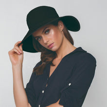 Lataa kuva gallerian katseluohjelmaan, Model Front: Uv Line Schlapphut Hat Santorini Imp Fem Black Upf50+
