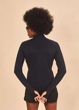 Lataa kuva gallerian katseluohjelmaan, Model Back: Uv Line Rashguard Jacket Fem New Fit Black Upf50+
