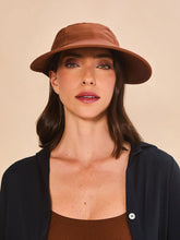Lataa kuva gallerian katseluohjelmaan, Model Front: Uv Line Mützen Visor Capri Colors Nac Fem Coniac Upf50+
