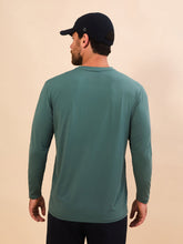 Lataa kuva gallerian katseluohjelmaan, Model Back: Uv Line Rashguard Longsleeve New Fit Textura Masc Verde Jade Upf50+

