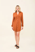 Lataa kuva gallerian katseluohjelmaan, Model Front: Uv Line Hemdblusenkleid Shirtdress Copenhagen Caramelo Upf50+
