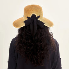 Lataa kuva gallerian katseluohjelmaan, Model Back: Uv Line Schlapphut Hat Santorini Imp Fem Wheat Upf50+

