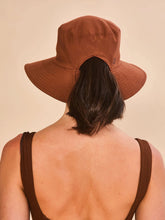 Lataa kuva gallerian katseluohjelmaan, Model Back: Uv Line Eimerhut Hat California Fem Cognac Upf50+
