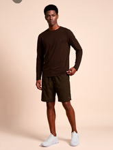 Lataa kuva gallerian katseluohjelmaan, Model Front: Uv Line Rashguard Longsleeve New Fit Textura Masc Brown Upf50+
