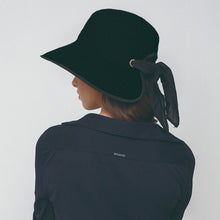 Lataa kuva gallerian katseluohjelmaan, Model Back: Uv Line Schlapphut Hat Santorini Imp Fem Black Upf50+
