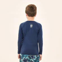 Lataa kuva gallerian katseluohjelmaan, Model Back: Uv Line Rashguard Acqua Qr Code Marinho Upf50+
