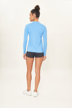 Lataa kuva gallerian katseluohjelmaan, Model Back: Uv Line Rashguard Camiseta Uv X Pro Ml Azul Claro Upf50+

