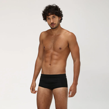 Lataa kuva gallerian katseluohjelmaan, Model Front: Uv Line Sunga / Boxer Swim Trunks Masc Black Upf50+
