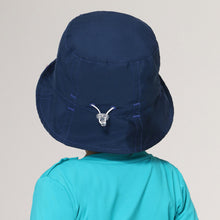 Lataa kuva gallerian katseluohjelmaan, Model Back: Uv Line Eimerhut Hat Napoli Basic Kids Nac Inf Navy Blue Upf50+
