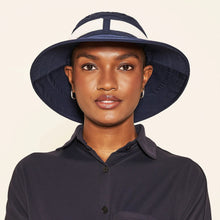 Lataa kuva gallerian katseluohjelmaan, Model Front: Uv Line Schlapphut Hat Paris Ville L Fem Blue White Upf50+

