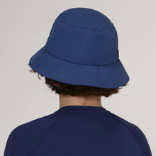 Lataa kuva gallerian katseluohjelmaan, Model Back: Uv Line Eimerhut Hat Basic Kids Inf Navy Blue Upf50+
