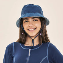 Lataa kuva gallerian katseluohjelmaan, Model Front: Uv Line Eimerhut Basic Kids Maringo Azul Ceu Upf50+

