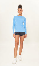 Lataa kuva gallerian katseluohjelmaan, Model Front: Uv Line Rashguard Camiseta Uv X Pro Ml Azul Claro Upf50+
