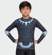 Lataa kuva gallerian katseluohjelmaan, Model Front: Uv Line Rashguard Acqua Pantera Negra V20 Ml Inf Estampa
