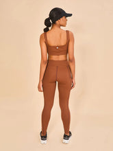 Lataa kuva gallerian katseluohjelmaan, Model Back: Uv Line Fitness-Shorts Legging Fit Aspen Brown Upf50+
