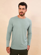 Lataa kuva gallerian katseluohjelmaan, Model Front: Uv Line Rashguard Longsleeve New Fit Masc Verde Agua Upf50+
