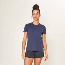 Lataa kuva gallerian katseluohjelmaan, Model Front: Uv Line Fitness-Top Sport Fit Fem Marinho Upf50+
