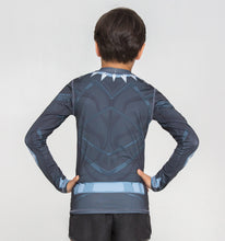 Lataa kuva gallerian katseluohjelmaan, Model Back: Uv Line Rashguard Acqua Pantera Negra V20 Ml Inf Estampa
