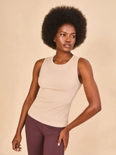 Lataa kuva gallerian katseluohjelmaan, Gallery: Uv Line Fitness-Top Regata Fem Ribbed Sand Upf50+
