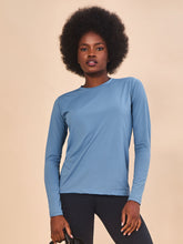 Lataa kuva gallerian katseluohjelmaan, Model Front: Uv Line Rashguard Longsleeve Uvpro Indigo Upf50+
