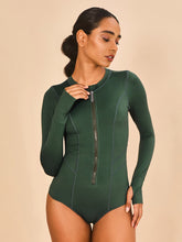 Lataa kuva gallerian katseluohjelmaan, Model Front: Uv Line Badeanzug Swimsuit Macae Green Cactus Upf50+
