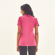 Lataa kuva gallerian katseluohjelmaan, Model Back: Uv Line Fitness-Top T-Shirt Sport Fit Fuchsia Upf50+
