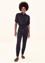 Lataa kuva gallerian katseluohjelmaan, Model Front: Uv Line Strandhosen Pants Fem Basic Black Upf50+
