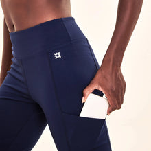 Lataa kuva gallerian katseluohjelmaan, Image 05: Uv Line Fitness-Shorts Legging Fit Aspen Navy Blue Upf50+
